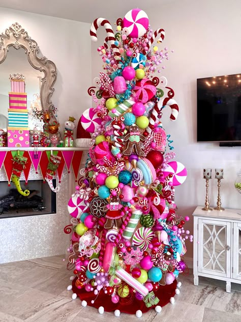 Christmas Candy Land, Christmas Tree Decorated, Candy Christmas Tree, Whimsical Christmas Trees, Wreath Candy, A Pink Christmas, Christmas Tree Decorating Themes, Diy Candy Land, Candyland Christmas