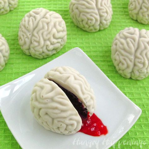 Transform ordinary cake balls into gory brains for Halloween by creating a candy shell using a silicone brain mold, filling it with red colored jam and a cake ball. Halloween Cakeballs, Halloween Desserts Scary, Brain Cake, Spooky Halloween Desserts, Pasteles Halloween, Dessert Light, Dulces Halloween, Halloween Punch, Halloween Food Desserts