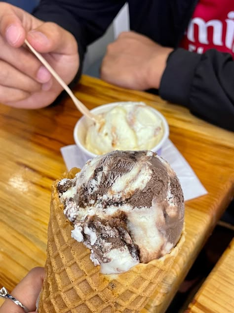 Pics To Make Your Ex Jealous Snapchat, Ice Cream With Boyfriend, Date Soft Launch, Ice Cream Date Couple, Ice Cream Aesthetic Night, Ice Cream Date Aesthetic, Ice Cream Date Night, Couple Ice Cream, Br Ice Cream