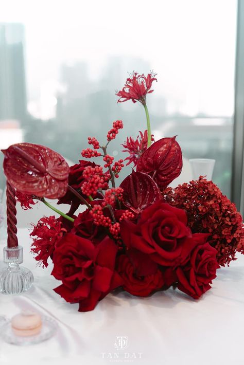 Modern Red Centerpieces, All Red Floral Arrangements, Anthurium Table Arrangement, Christmas Flower Installation, Red And Black Dinner Table Decor, Red And Green Floral Arrangements, Red Floral Arrangements Modern, Red Anthurium Centerpiece, Red Flower Centerpieces For Party