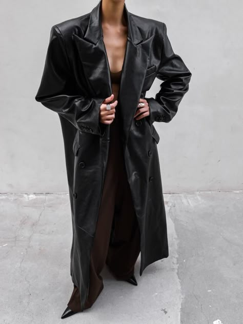 Maxi Leather Coat, Leather Coat Outfits Women, Classic Coats For Women, Long Leather Coat Outfit, Black Leather Aesthetic, Long Leather Jacket Outfit, Jacket Ideas For Women, Leather Trench Coat Outfit, Leather Coat Outfit