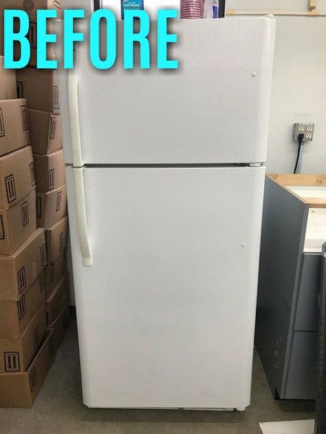 This is so clever! Update Refrigerator Fridge Makeover, Update Old Fridge, Reface Refrigerator, White Fridge Black Handles, Can You Paint Appliances, Fridge Handle Diy, Refrigerator Handles Diy, Redo Fridge Ideas, White Fridge Decor