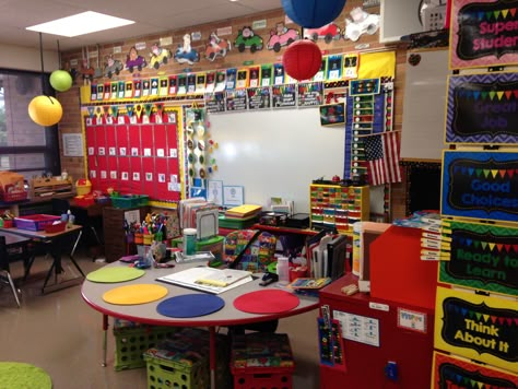 Kindergarten classroom, front of the room 90s Classroom Aesthetic, Early 2000s Classroom, School Nostalgia Aesthetic, 2000s Classroom, Y2k Classroom, Kindergarten Aesthetic, Elementary Memories, Old School Classroom, 90s Classroom