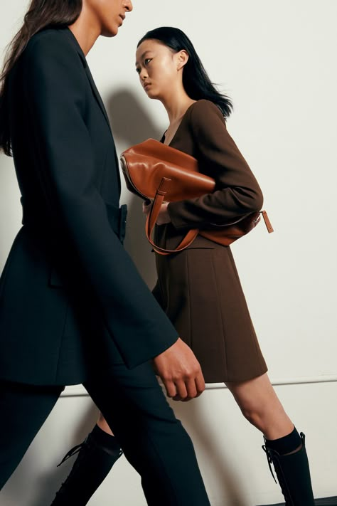 Theory Fall 2020 Ready-to-Wear Fashion Show - Vogue Bag Editorial, Bag Shoot, Shooting Bags, Shot List, Fashion Photography Poses, Studio Photoshoot, Fashion Catalogue, Women Bags Fashion, Menswear Fashion