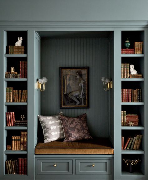 Colonial Library, English Decor, Home Library Design, Luxe Interiors, Built In Bench, Colonial House, Living Room Inspo, Home Library, Built Ins