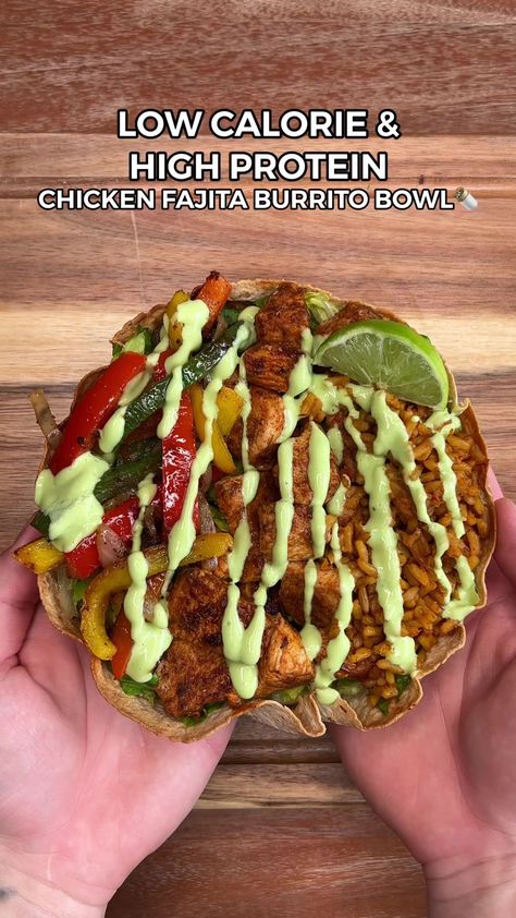 Chicken Fajita Burrito, Fajita Burrito, Low Calorie Wraps, Zucchini Pommes, High Protein Chicken, Low Calorie High Protein, Healthy Dinner Recipes Crockpot, Low Calorie Dinners, Healthy High Protein Meals