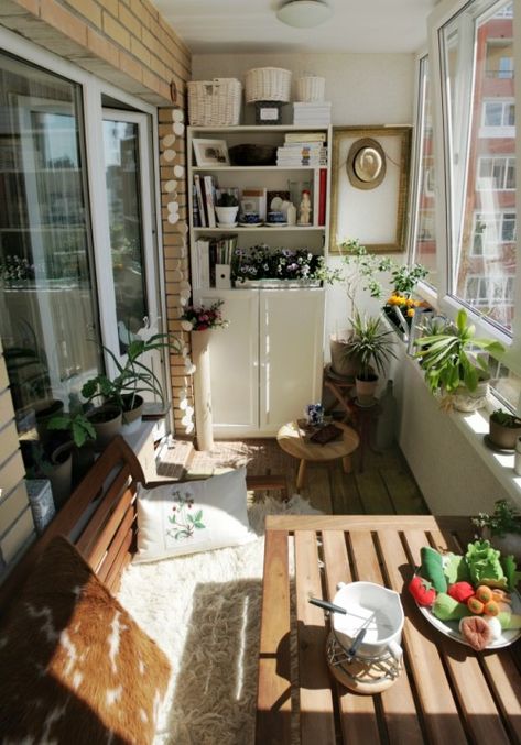 When I get a nearly unusable enclosed balcony, I'll know what to do with it. Balcon Mic, Small Apartment Balcony Ideas, Ideas Terraza, Inspiring Outdoor Spaces, Apartment Balcony Garden, Balcony Design Ideas, Small Balcony Design, Home Balcony, Small Balcony Decor