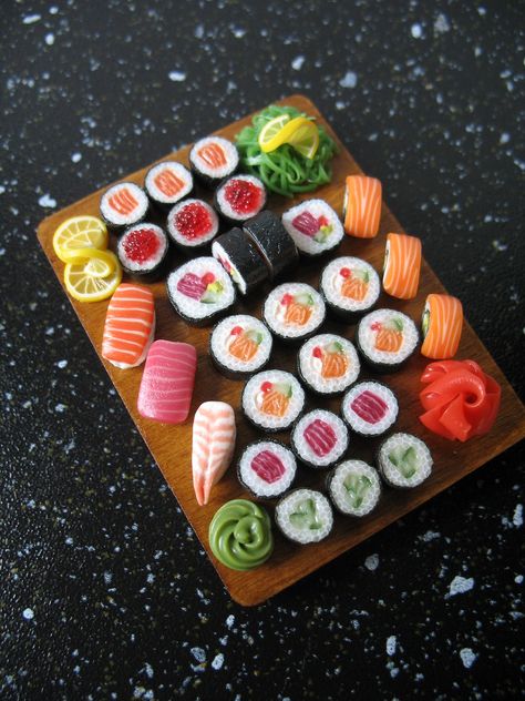 Big sushi & rolls set for Barbie doll | Юлия Онегина | Flickr Hadiah Diy, Miniture Food, Barbie Food, Road Trip Snacks, Mini Stuff, Doll Food, Mini Craft, Sopot, Tiny Food