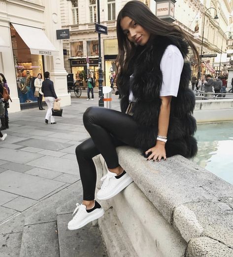 Alexander Mcqueen Inspired Outfits, Alexander Mcqueen Sneakers Woman Outfit, Alexander Mcqueen Sneakers Outfit Women, White Adidas Sneakers Outfit, Alexander Mcqueen Shoes Outfit, Alexander Mcqueen Sneakers Outfit, Alexander Mcqueen Outfit, Mcqueen Outfit, Trendy Outfits With Leggings