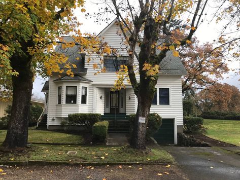 Bella Swan House, Twilight House, Charlie Swan, Twilight Scenes, House Location, Forks Washington, Swan House, Life Size Cutouts, Famous Houses