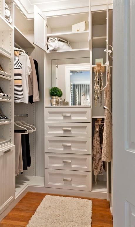 17 Luxury Walk In Closet Ideas to Make Bedroom Interior More Organized! Small Closet Room, Small Walk In Closet Organization, Small Master Closet, Organizing Walk In Closet, Master Closet Organization, Small Walk In Closet, Bedroom Closet Storage, Walk In Closet Design, Closet Design Layout