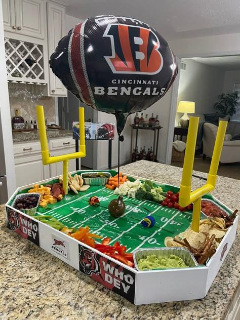 Mini Snack Stadium, Food Stadium Superbowl, Superbowl Party Setup, Backyard Superbowl Party, Super Bowl Party Food Stadium, Cute Super Bowl Snacks, Superbowl Stadium Snack Tray, Superbowl Snack Stadium, Football Themed Treats