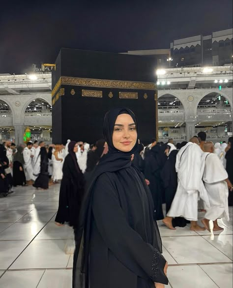 Umroh Outfit, Modest Outfits Muslim, Outfits Muslim, Black Abaya, Hijab Aesthetic, Hijabi Aesthetic, Muslimah Aesthetic, Muslim Lifestyle, Beautiful Muslim Women