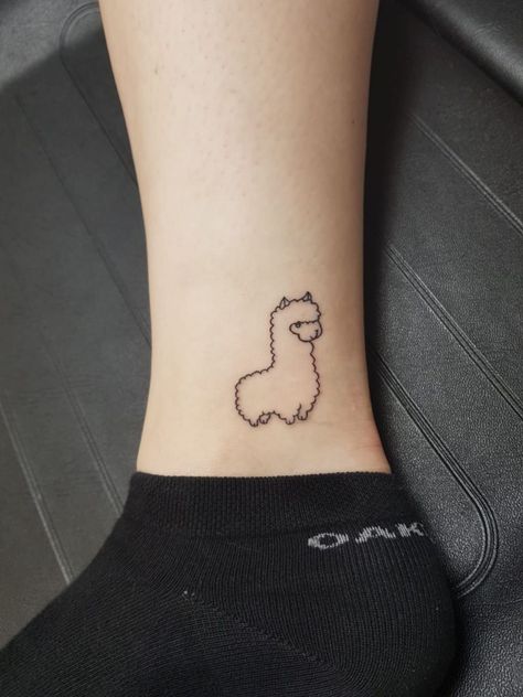 Linework Tattoo Style Alpaca Tattoo Cute, Outline Small Tattoo, Small Alpaca Tattoo, Alpaca Tattoo Ideas, Cool Tats Small Tattoos, Minimalist Leg Tattoo, Small Tattoo Outlines, Little Animal Tattoos, Small Linework Tattoo