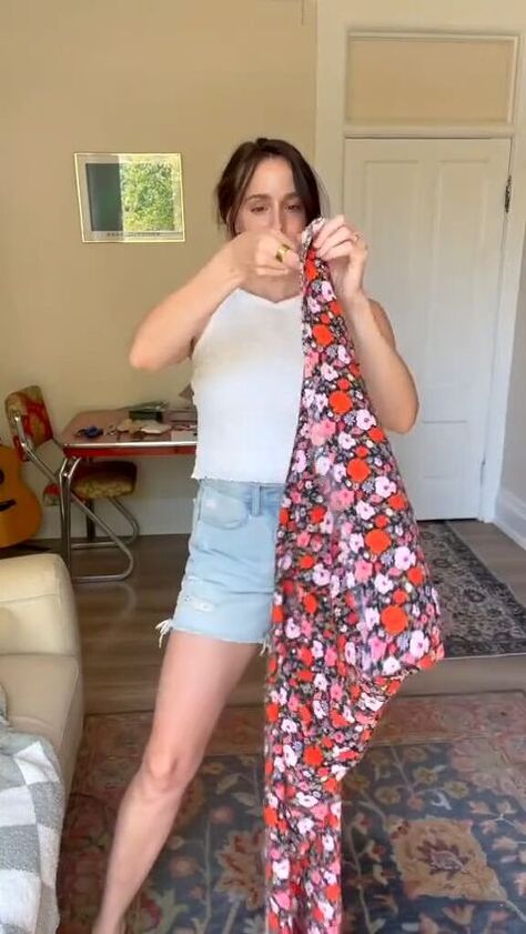 Stick a safety pin through a scarf for this brilliant hack. I’m going to show you how to make an adorable, long dress-like vest. Diy Fashion Scarf, Large Silk Scarf, Cute Scarfs, Wear A Scarf, How To Wear A Scarf, Dress Alterations, Fashion Scarf, Shirt Dress Casual, Tee Outfit