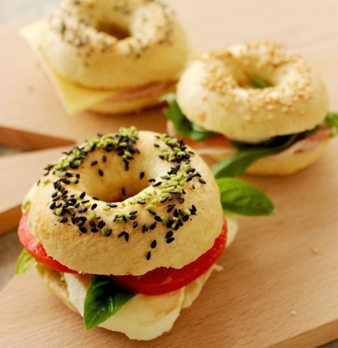 Homemade  mini bagels - These easy and quick bagels are a great bread substitute, they’re funny to make and come on, it’s super satisfying to make your own’s rather than buying them! Mini Bagels Recipe, Bagel Recipe Easy, Soft Pretzel Recipe, Bread Substitute, Mini Bagels, Homemade Bagels, Bagel Sandwich, Bagel Recipe, Fool Proof Recipes