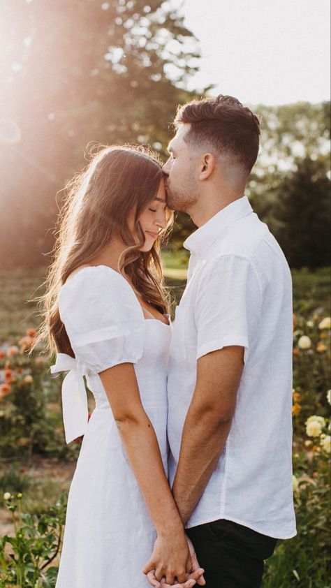 Engagement Shoots Poses, Wedding Fotos, Engagement Picture Outfits, Fall Engagement Pictures, Engagement Photography Poses, Cute Engagement Photos, Couple Engagement Pictures, Pre Wedding Photoshoot Outdoor, Engagement Pictures Poses