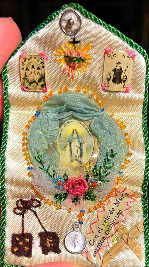 Pocket Shrine Diy, Pocket Altar Catholic, Shrines And Altars Ideas, Pocket Altar, Pocket Shrine, Cute Things To Make, Pocket Prayer, Mini Altar, Catholic Crafts