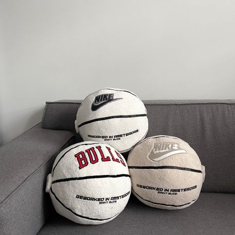 Reworked Basketball pillows made out of leftover towels and blankets mixed with rest vintage Basketball Pillow, Sneakerhead Room, Zimmer Diy, Basketball Room, Desain Quilling, Future Apartment Decor, Cute Bedroom Decor, Cozy Room Decor, Fleece Blankets