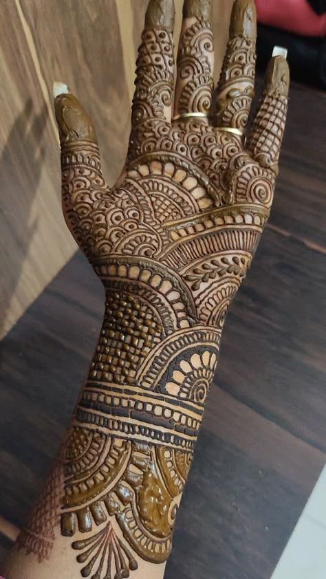 Mehndi Designs For Karwa Chauth, Latest Mehndi Designs Wedding, Mehndi Designs For Eid, Makeover Photoshoot, Beautiful Simple Mehndi Design, Palm Mehndi Design, Indian Mehndi Designs, Makeup And Hairstyles, Mehndi Designs Bridal Hands