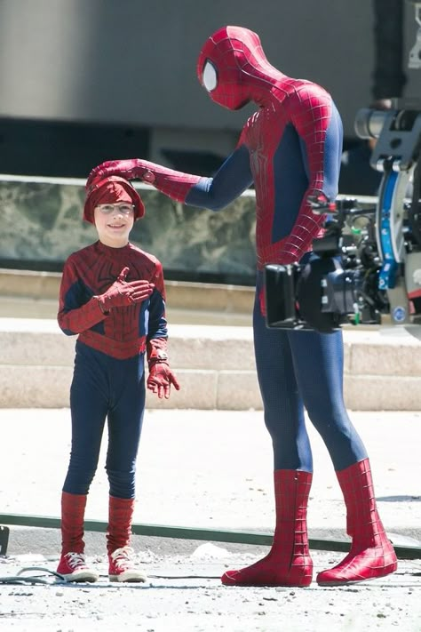 Insanely Adorable Photos Of Andrew Garfield Hanging Out With A Mini Spiderman The Amazing Spiderman 2, Spiderman 1, Andrew Garfield Spiderman, Garfield Spiderman, The Amazing Spiderman, Spiderman 3, Bd Comics, Spider Man 2, The Amazing Spider Man