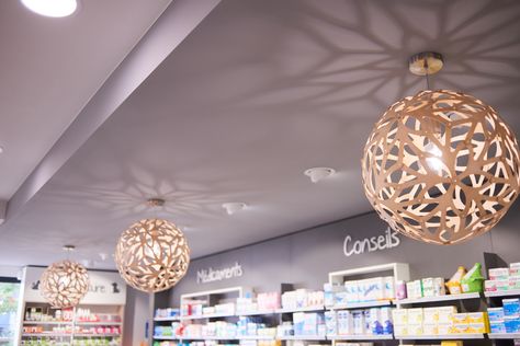 Touche finale d'une pharmacie à Pénestin (56) . Voir plus de projets en cliquant sur l'image. #interiordesign #design #agencement #agencementdepharmacie #agencementpharmacie #pharmacie #pharmacy #farmacia #luminaire #lamp #luminairedesign #lampdesign #decoration #moderne #jbccagenceur Luminaire Design, Pharmacy, Ceiling, Ceiling Lights, Architecture, Lighting, Home Decor, Design, Home Décor