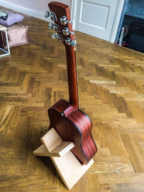 Simple DIY Guitar Stand from a single piece of wood | no screws, nails or fasteners Diy Guitar Stand, Kids Woodworking Projects, Wooden Guitar Stand, Diy Guitar, Woodworking Projects Furniture, Guitar Stands, Simple Woodworking Plans, Carpentry Projects, Into The Wood