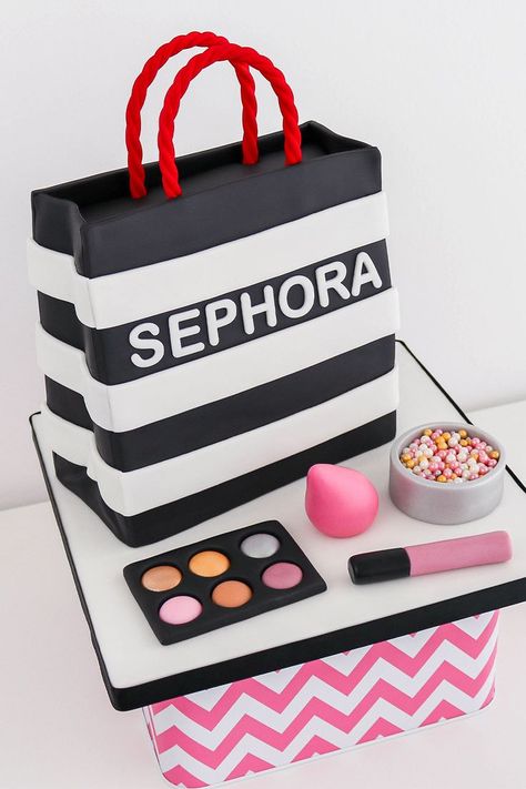 HOW TO MAKE A SEPHORA BAG CAKE Make Up Torte, Makeup Birthday Cakes, Birthday Cake Roses, Makeup Cake, Sephora Bag, Girly Cakes, Sweet 16 Cakes, 16 Cake, Make Up Cake