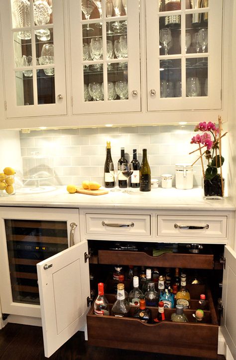 Kitchen Bar Design, Bar Sala, Bar In Casa, Basement Bar Designs, Cabinet Wood, Built In Bar, Kitchen Pantry Design, Home Bar Designs, Kitchen Pantry Cabinets