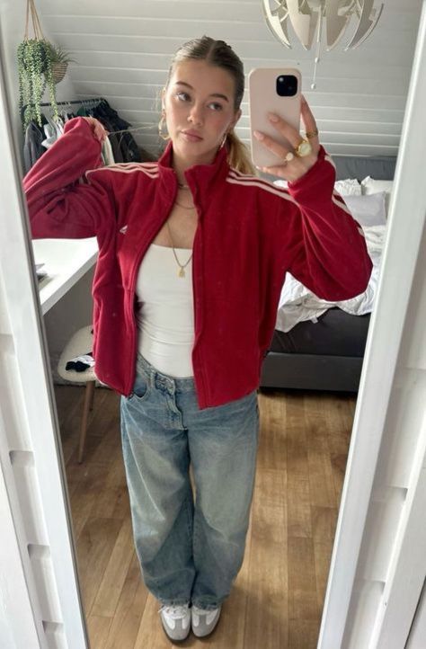 Red Adidas Jacket Outfit, Uk College Outfits, Red Adidas Jacket, 00s Mode, Adidas Samba Outfit, Samba Outfit, Looks Pinterest, Skandinavian Fashion, Uni Outfits