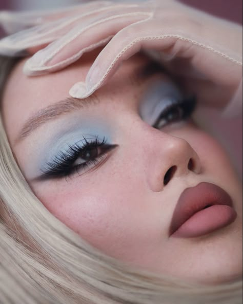 Light Blue Glam Makeup, Aesthetic Blue Makeup Looks, Pastel Blue Makeup, Vintage Blue Eyeshadow Look, Light Blue Makeup Looks, Pastel Makeup Looks, Ethereal Makeup Blue, Makeup Ideas Blue, Light Blue Makeup