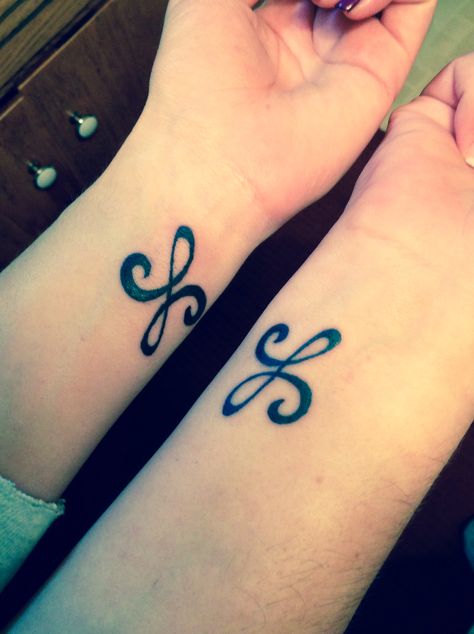 Celtic Friendship Knot Tattoo with my Bestie!! I love your face off Andrea Elaine! Best Friend Symbol Tattoo, Friendship Symbol Tattoos, Tattoos About Growth, Friendship Tattoo, Small Wave Tattoo, Celtic Tattoo Designs, Matching Best Friend Tattoos, Tattoos Matching, Tattoos Drawing