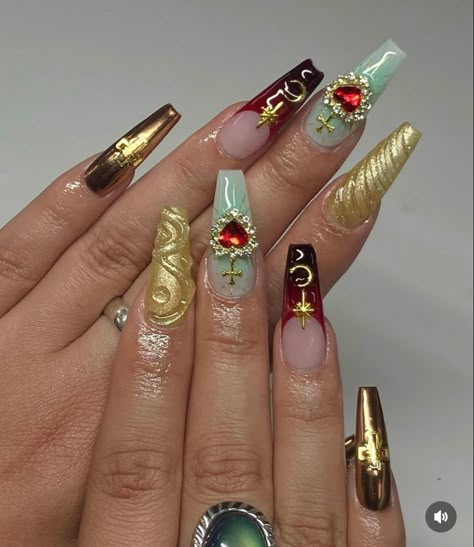 Mayan Nails, Mexican Aesthetic Nails, Funny Valentine Nails, Gold Nail Charms, Kali Uchis Nail Ideas, Cathedral Nails, Roman Nails, Latin Nails, 90s Rap Aesthetic Wallpaper