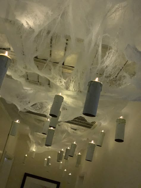 Harry Potter Haunted House Ideas, Halloween Club Decoration, Hanging Candles Halloween, Decoracion Hallowen Ideas, Hogwarts Candles, Halloween Hogwarts, Halloween Ceiling, Floating Candles Halloween, Hogwarts Halloween