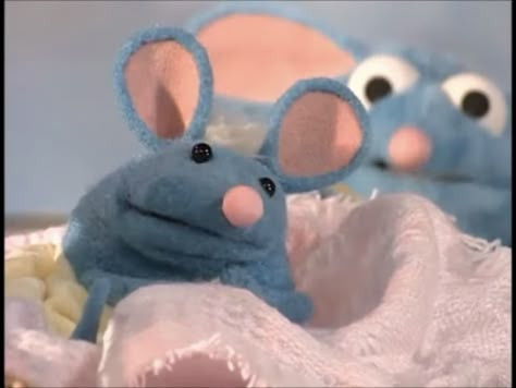 Blue Funny Aesthetic, Bear In The Big Blue House Pip And Pop, Tutter Mouse Pfp, Tutter Mouse Reaction, Bear In The Big Blue House, Tutter Mouse, Beto Y Enrique, Blue Mouse, Whatsapp Theme