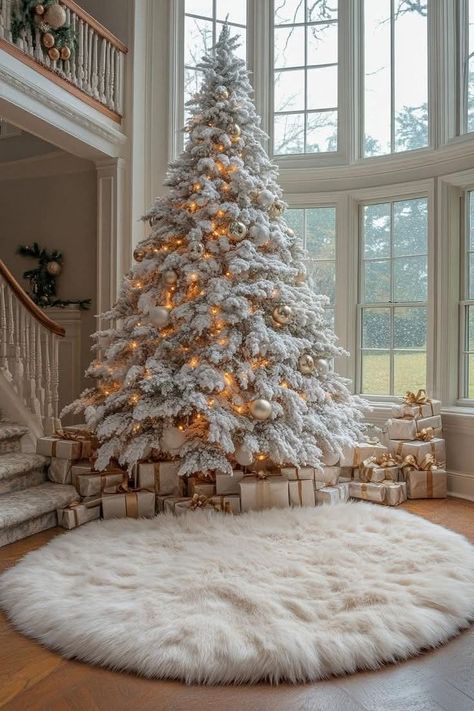 Dream Christmas Tree, Luxury Christmas Decor Interior Design, X Mas Tree Ideas Decoration, Winter White Christmas Decor, Christmas Tree Lights Ideas, Christmas House Interior, Luxury Christmas Aesthetic, Christmas Decor Ideas White, Luxurious Christmas Tree