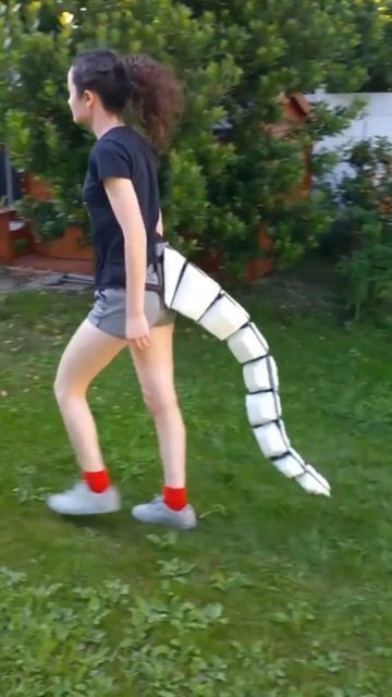 Lizard Tail Costume Diy, Diy Tail Costume, Diy Dragon Scales How To Make, Dinosaur Tail Diy, Snake Tail Costume, Dragon Tail Costume, Halloween Dragon Costume, Lizard Costume Diy, How To Make A Dragon Tail