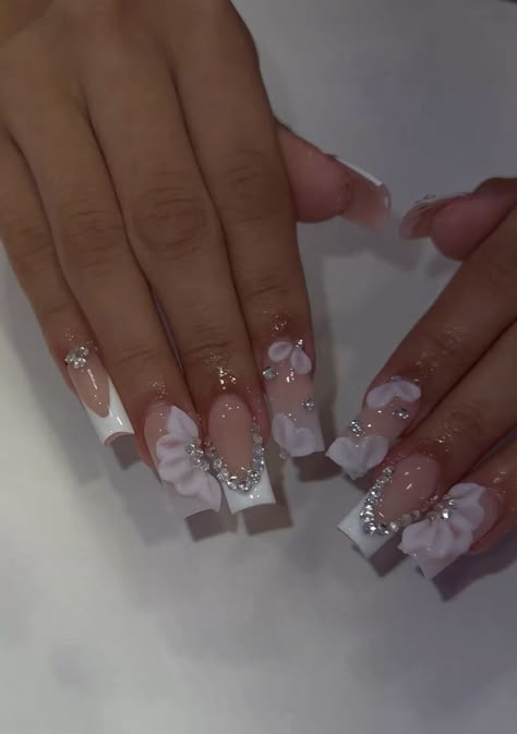 There's a new beauty trend taking over Instagram and it's absolutely stunning. Say hello to "quartz nails". Medium Nail Ideas White, Short Acrylic Nails For Graduation, Quinceañera Nails Short, Grad Nail Ideas White, Dama Nail Ideas, Nail Inspo Quince, Girly Acrylic Nails White, Cute Wedding Nails The Bride, Graduation Short Nails