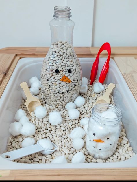 Holiday Montessori Activities, Hands On Christmas Activities Preschool, Baby Winter Sensory Play, Sensory Bin December, Sensory Bottles Christmas, December Sensory Table Ideas, Daycare Crafts Halloween, Sensory Table Christmas Ideas, Peace Table Montessori