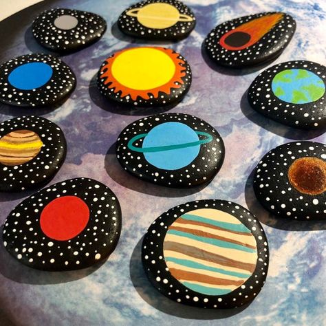 Solar System Toys Story Stones Outer Space Playset for | Etsy Outer Space Crafts For Kids, Outer Space Crafts, Planets Activities, Space Crafts For Kids, Space Themed Room, Not Musik, Story Stones, Educational Play, Stones Art