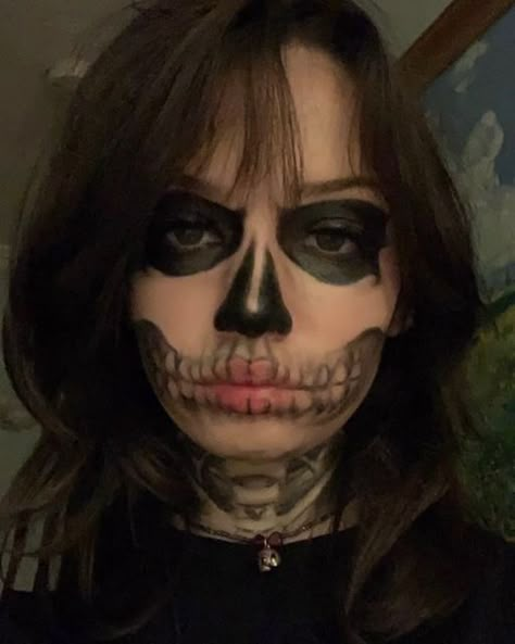 Halloween Simples, Skeleton Face Paint, Makeup Emo, Halloween Makeup Inspo, Goth Eye Makeup, Halloween Face Paint, Vampire Halloween Costume, Vampire Bride, Halloween Parejas