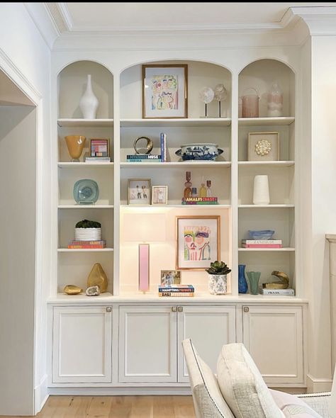 Cubby Ideas Living Room, Grandmillenial Bookshelf Styling, Charleston Bedroom Aesthetic, Charleston Houses Interior, Living Room Inspiration Eclectic, Built Ins Decor, Living Room Shelving Ideas Around Tv, Fancy Room Decor, Charleston Style Home Interior