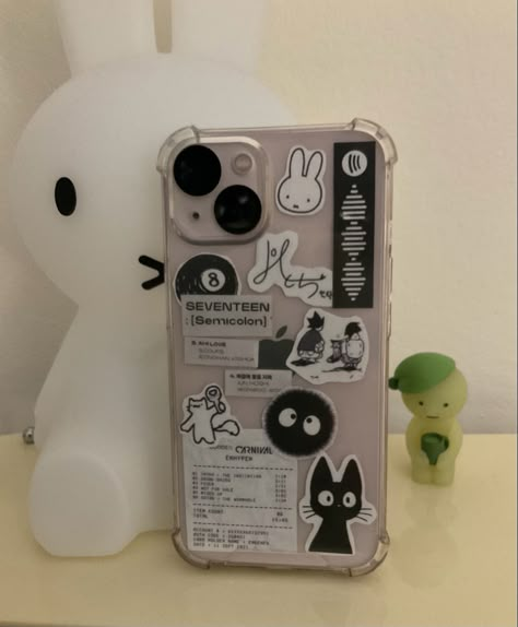 Phone Stickers Cute, Phone Cover Design Aesthetic, Enhypen Phone Case Ideas, Acubi Phone Case, Seventeen Phone Case Ideas, Iphone Back Cover Ideas, Enhypen Diy Crafts, Miffy Phone Case, Clear Phone Case Decorations