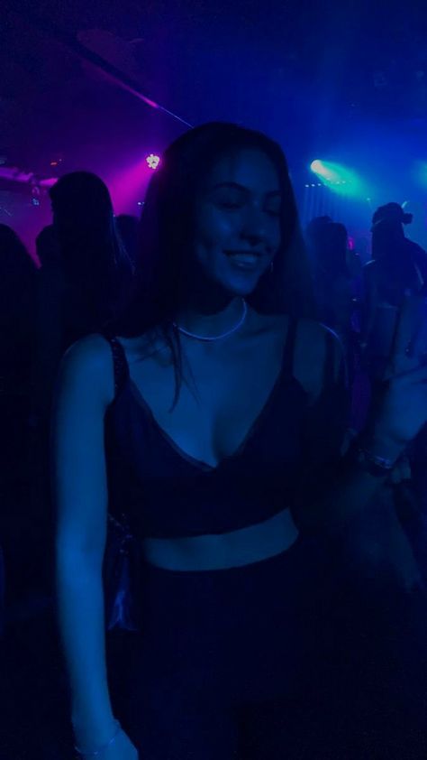 College House Party, E92 335i, Friends Party Night, Night Club Dance, Party Night Club Aesthetic, Night Club Aesthetic, 2022 Instagram, Nightclub Aesthetic, Party Photoshoot