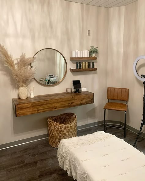 Eyelashes Salon Decor, Boho Lash Studio Decor, Lash And Hair Room, Esthetic Spa Decor, Bohemian Lash Room, Esthetician Room In Home, Home Lash Salon Ideas, Beauty Spa Decor, Earth Tone Esthetician Room