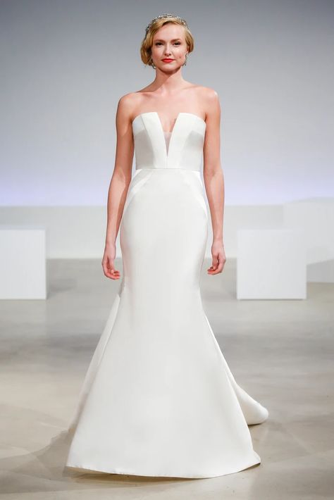 Zelda – Anne Barge, Structured strapless trumpet gown with architectural seaming and V-notched neckline of Mikado scuba. Modern Minimalist Wedding Dress, Fitting Wedding Dress, Form Fitting Wedding Dress, Minimalist Wedding Dress, Bridal Atelier, Anne Barge, Wedding Gown Inspiration, Design Houses, Modern Minimalist Wedding