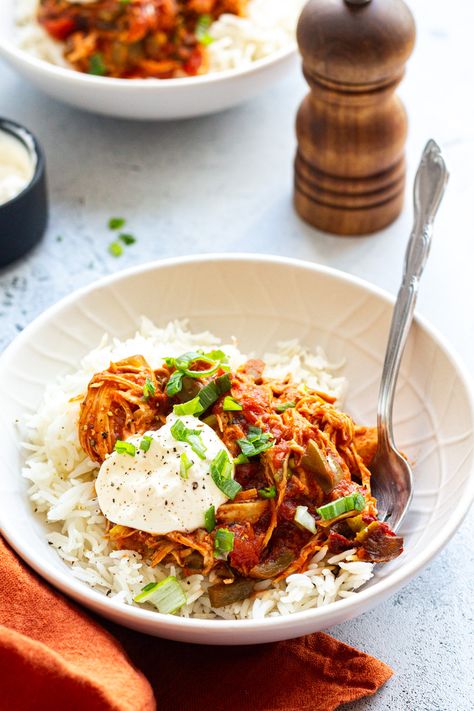 This recipe screams ‘winter cozy’ to us! It’s also the type of meal we reach for when we are exhausted and just need something ridiculously easy to cook. Low Fodmap Ramen, Microbiome Foods, Fodmap Recipes Lunch, Low Fodmap Chili, Low Fodmap Chicken Recipes, Fodmap Slow Cooker, Fodmap Chicken Recipes, Low Fodmap Dinner Recipes, Low Food Map