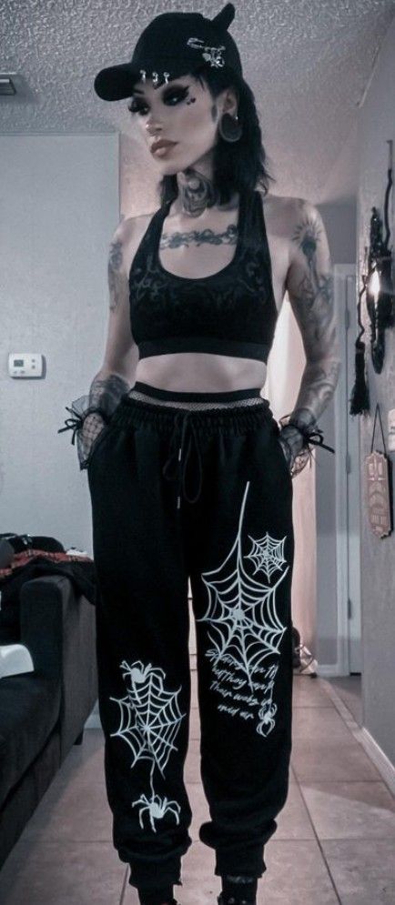 Dark Gym Outfit, Goth Exercise Outfit, Emo Workout Clothes, Goth Gym Clothes, Gothic Gym Outfit, Athletic Goth Outfits, Goth Leggings Outfit, Sporty Goth Outfits, Goth Workout Outfits