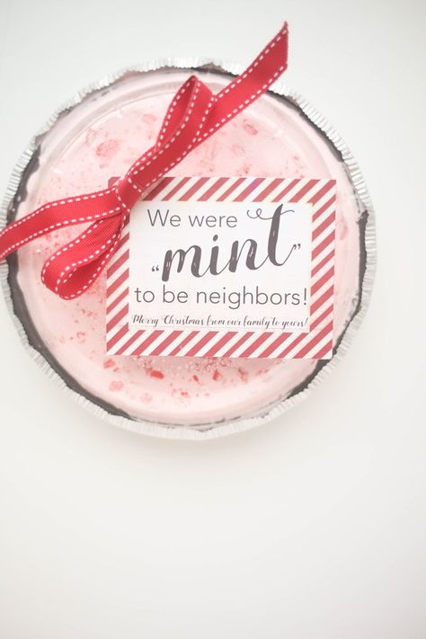 Neighbor Gift: Peppermint Ice Cream Pie with Free Printable - I Can Teach My Child! Butter Cookies Christmas, Peppermint Ice Cream, Ice Cream Gift, Ice Cream Pie, Christmas Cookies Gift, Christmas Neighbor, Neighbor Christmas Gifts, Elephant Birthday, Ice Cream Pies