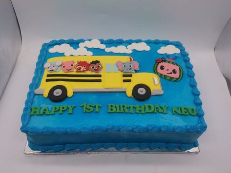 Cocomelon Cake Square, Cocomelon School Bus Cake, Cocomelon Sheet Cake Ideas, Cocomelon Sheet Cake, Cocomelon Bus Cake, Wheels On The Bus Cake, Cocomelon Wheels On The Bus, Cocomelon Birthday Ideas, Sheet Cake Decorating